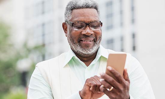 Un hombre sosteniendo un teléfono inteligente.