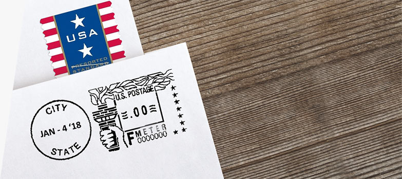 两个信封，一个显示许可印鉴标记，另一个显示爱国旗帜预分类标准邮票。