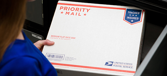 Caja Priority Mail siendo enviada.