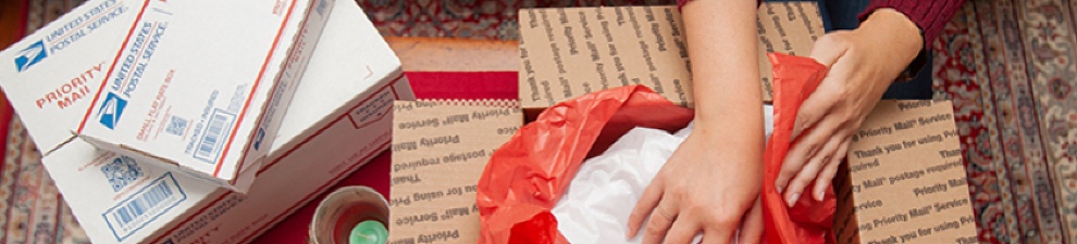 Cajas Priority Mail y estampillas de días festivos para enviar regalos.