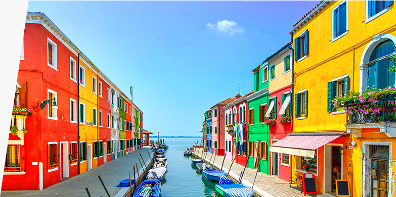 Vista de varias casas de colores a los lados de un canal.