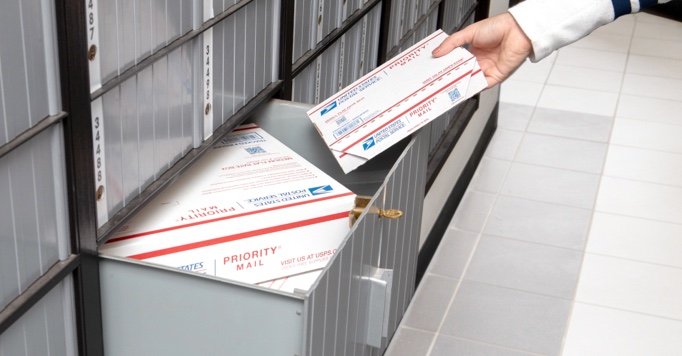从特大型邮政信箱中取回 Priority Mail 包裹的人。