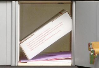 小型邮政信箱，2 号，里面有一个小包裹和邮件。