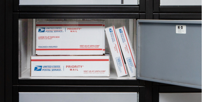 Cajas Priority Mail dentro de un PO Box.