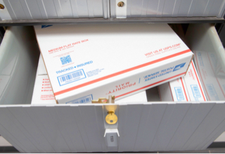 超大型邮政信箱，5 号，带有多个中号包裹。