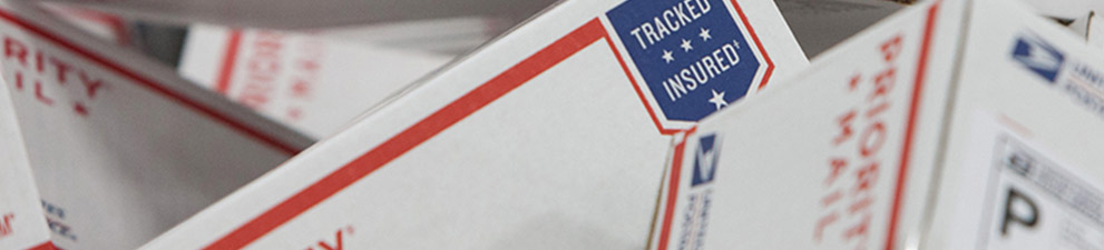 Priority Mail 包装盒被堆积在一起的图像。