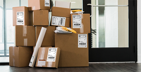 一堆 USPS Ground Advantage 包裹准备发货。