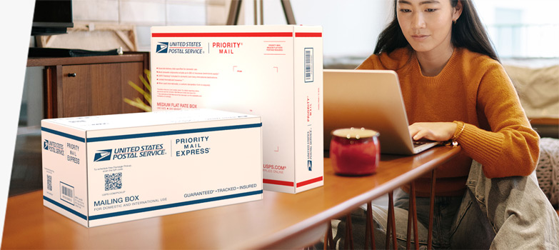 Mujer con una computadora portátil preparándose para enviar dos cajas Priority Mail Express International® y Priority Mail International®.