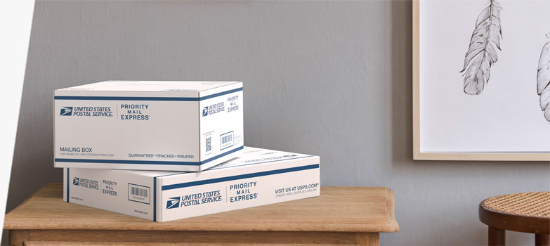 放在桌子上的两个 Priority Mail Express International® 包装盒。
