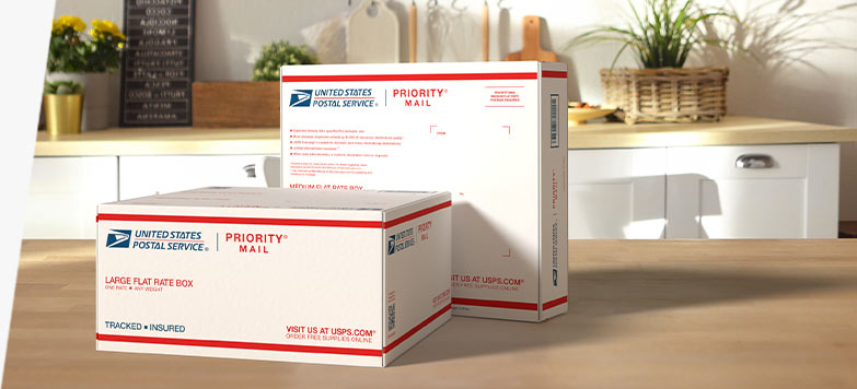 放在桌子上的两个 Priority Mail International® 包装盒。