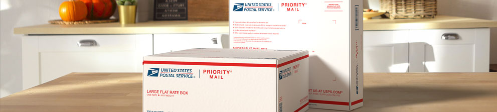 放在桌子上的两个 Priority Mail International® 包装盒。