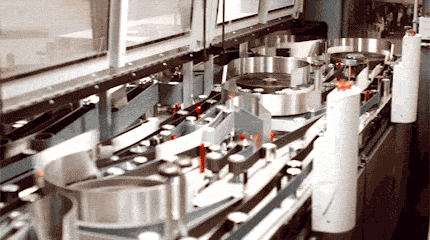 Imagen animada de correo moviéndose a alta velocidad sobre cintas transportadoras y alrededor de tambores en una máquina clasificadora automática.