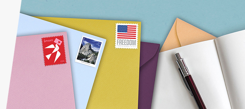 Surtido de sobres de colores con las estampillas Forever Love, Waterfalls y U.S. Flag para First-Class Mail.