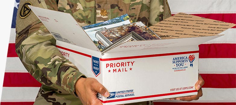 Hombre con uniforme militar sosteniendo un paquete abierto.