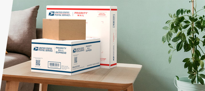 Cajas de correo doméstico y servicio de envío de productos sobre una mesa.
