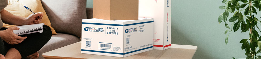 Cajas de correo doméstico y servicio de envío de productos sobre una mesa.