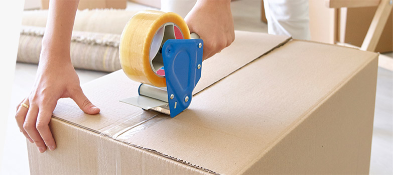 客户使用 2 英寸宽的透明打包带来加固包装盒缝隙。
