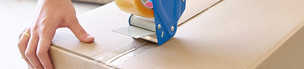Cliente que usa cinta para empaquetar transparente de 2 pulgadas de ancho para reforzar las juntas de la caja.
