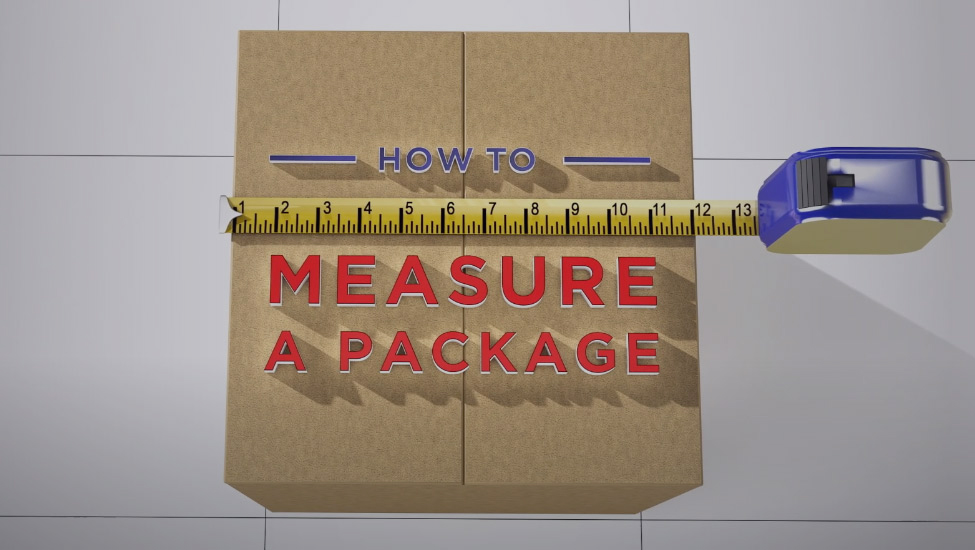 “如何测量包裹”的视频图像，并带有卷尺测量棕色包装盒。