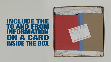 Imagen de video sobre cómo embalar una caja. Incluya información del destinatario y el remitente en una tarjeta dentro de la caja.