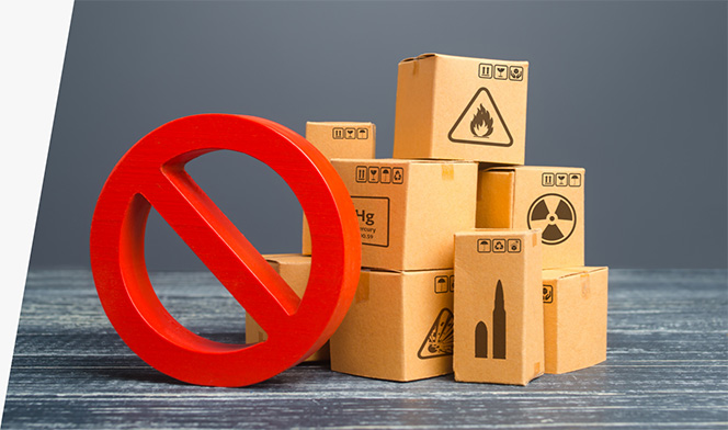 棕色盒子上标有弹药、水银、放射性和易燃物品符号，旁边有一个带斜线的红色圆圈。