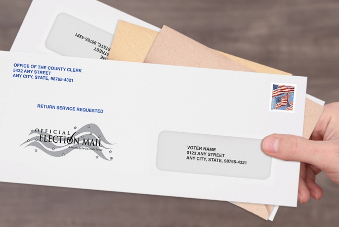 Un ejemplo de una Correspondencia Oficial de Elecciones encima de una pila de correo.