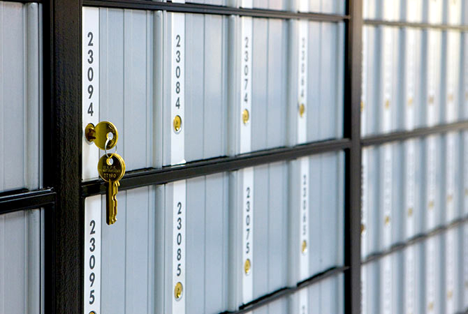 PO Box con una llave en una pared con otros PO Boxes.