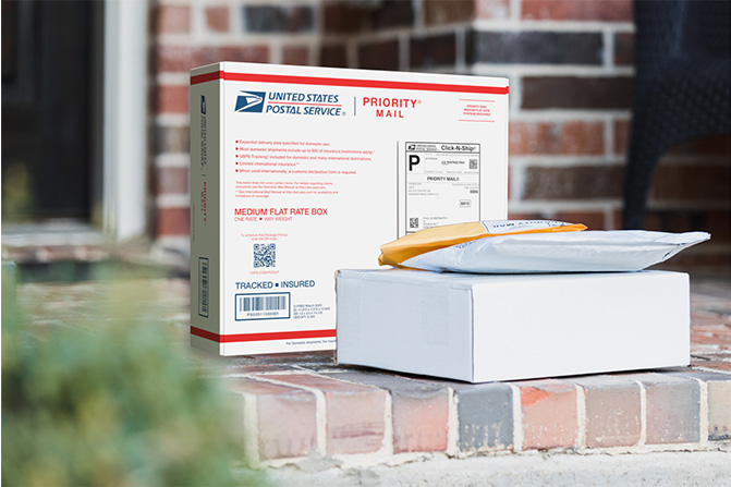 放置在房子门廊等待取件的 Priority Mail 包装盒。