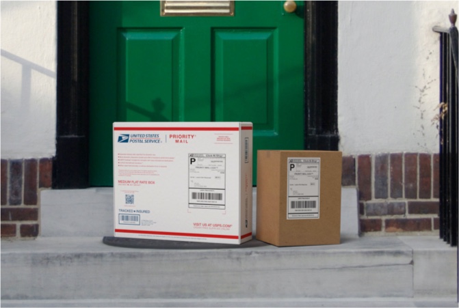 Cajas Priority Mail en la puerta de una casa a la espera de ser recogidas.