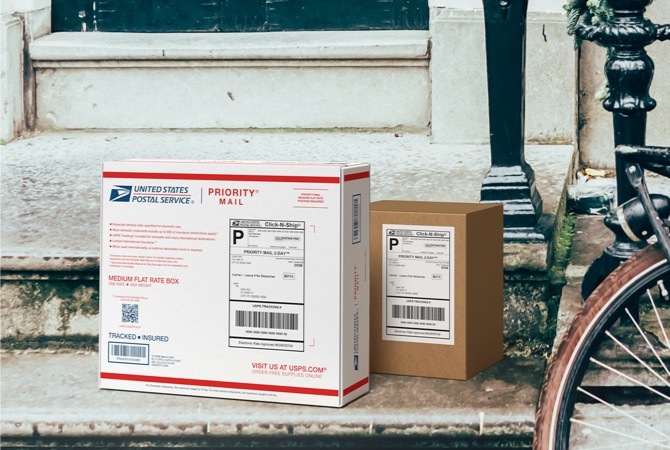 Cajas Priority Mail en la puerta de una casa a la espera de ser recogidas.